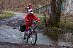 28.3. - Die Radtour geht los mit einer Bachdurchquerung