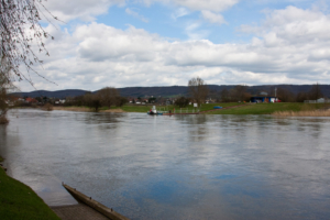 Die Weser mit Fähre bei Bad Oeynhausen