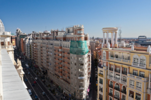 Die Gran Via von oben, von der Dachterasse des Hotels