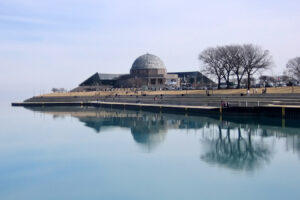 11.3.2007 - Das Observatorium über einem spiegelglatten Lake Michigan.