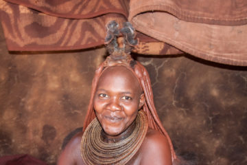 31.7. Himba-Dorf - Kopfschmuck