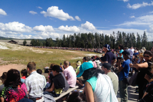 21.7. Upper Geyer Basin - Old Faithful Geyser - Zuschauermassen