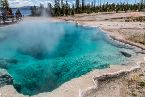 22.7. West Thumb Geyser Basin - Black Pool