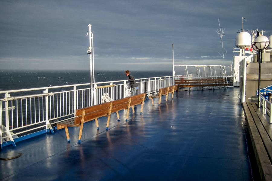 Rückfahrt: Abendsonne auf der Fähre