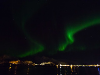 11.2. Hurtigruten mit der MS Lofoten - verwackelte Nordlichter vom Schiff aus.