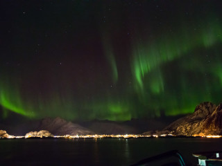 11.2. Hurtigruten mit der MS Lofoten - verwackelte Nordlichter vom Schiff aus.