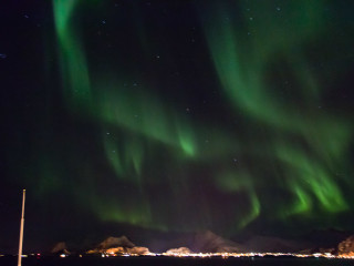 11.2. Hurtigruten mit der MS Lofoten - verwackelte Nordlichter vom Schiff aus.