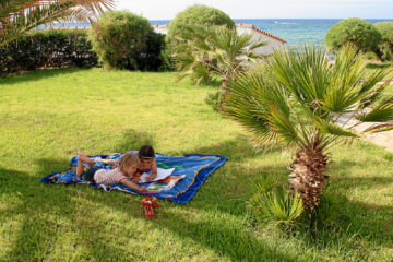 Hotel Alexander Beach: das Zimmer, im Erdgeschoss mit Blick aufs Meer.