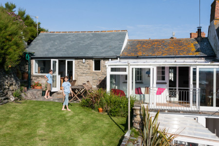 30.7.-13.8.: Compass Cottage
