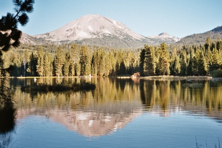 Manzanita Lake, im Hintergrund die Chaos Crags, vor ca. 300 Jahren ausgebrochen.