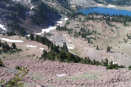 Blick vom Lassen Peak auf den Start am Lake Helen