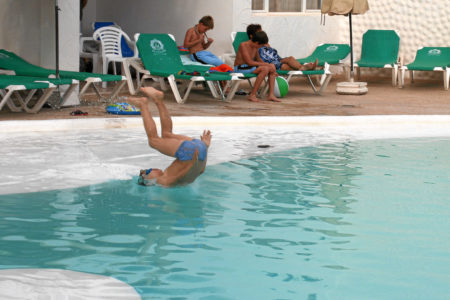 Sotavento Beach Club: Springen in den Pool :-)