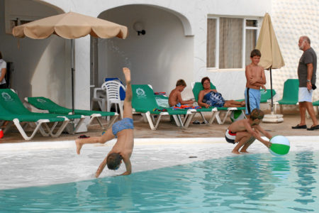 Sotavento Beach Club: Springen in den Pool :-)