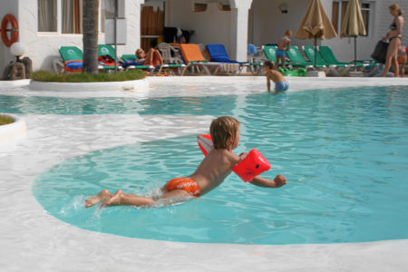 Sotavento Beach Club: Springen in den Pool :-)