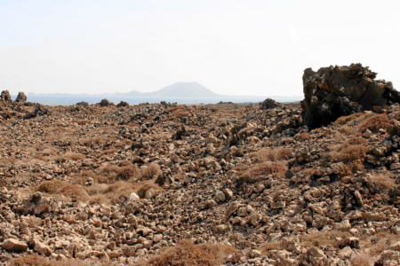 Blick über Lavafelder bis nach Lanzarote