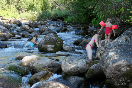 Wir klettern *durch* den Boulder Creek