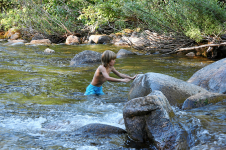 Wir klettern *durch* den Boulder Creek