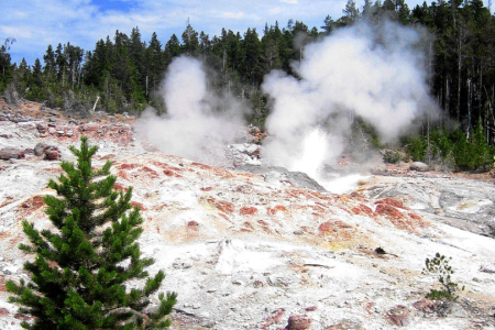 Yellowstone: Steamboat Geyser