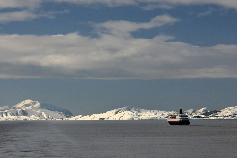 MS Nordkapp zwischen Nesna und Ørnes