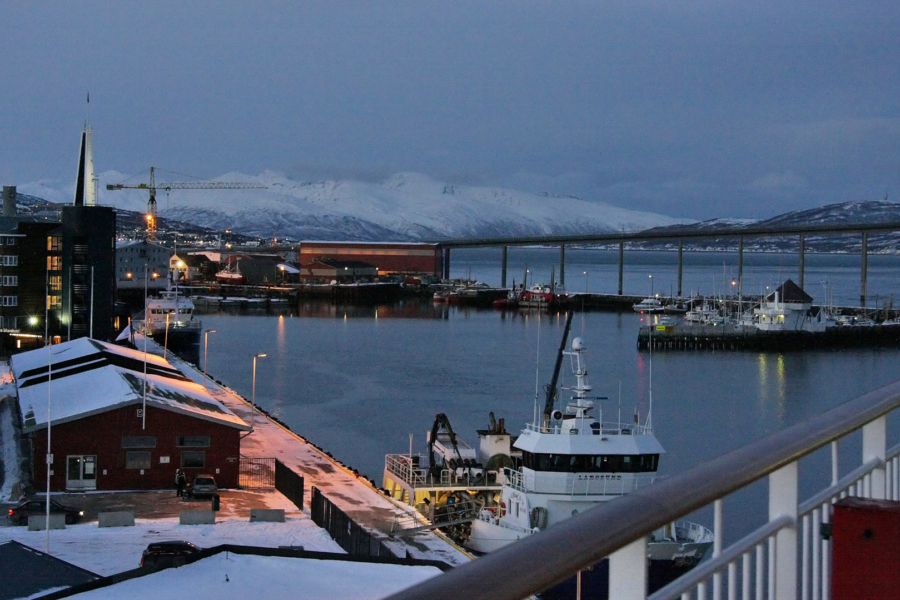 Ausfahrt aus Tromsø im Abendlicht