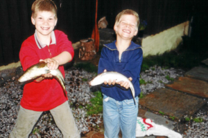 Daniel und Florian, stolz mit ihrem Fang. (Vergleiche das ähnliche Foto 2002 ;-)