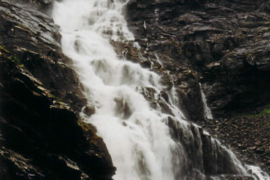 Wasserfall im/am Geirangerfjord.