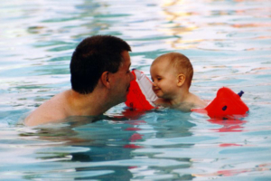 Pool-Hits: Karla ist mit 1 Jahr schon eine Wasserratte ...