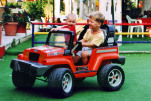 Und wieder ein Restaurant mit angebautem Spielplatz: wer wohl begeisterter war - Fahrer oder Beifahrerin?