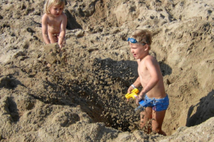 2005: Spielen, Buddeln und Toben am Strand