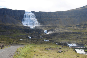 Der Fjallfoss (oder auch Dynjandi).