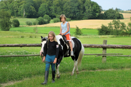 Ponyreiten auf dem Ferienhof