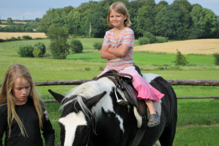 Ponyreiten auf dem Ferienhof