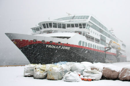 Endlich: unser Schiff, die MS Trollfjord (hier in Torvik).