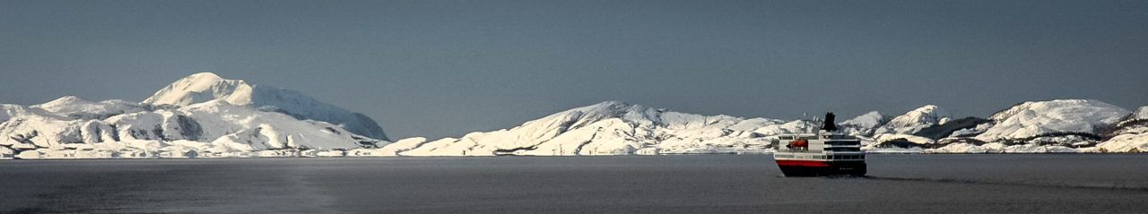 MS Nordkapp zwischen Nesna und Ørnes