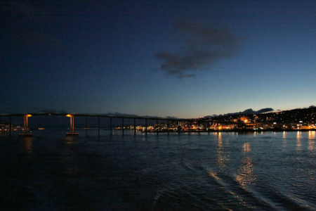 Ausfahrt aus Tromsø im Abendlicht