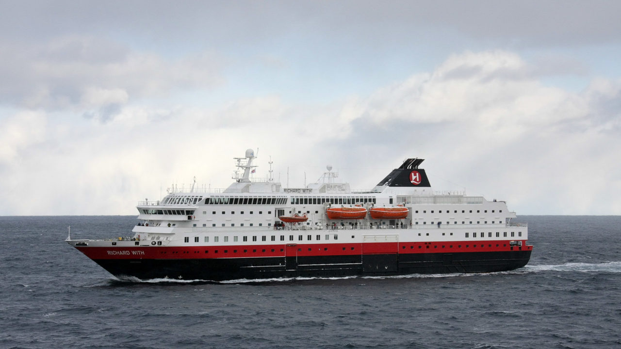 MS Richard With zwischen Hammerfest und Havøysund.