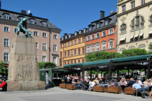 Entspannt, sonnig, gar nicht so teuer: Mittagessen in Gamla Stan.