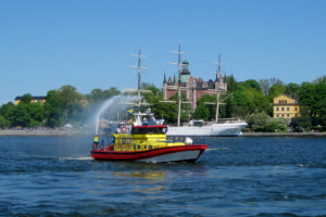 Feuerwehrboot vor historischer Kulisse