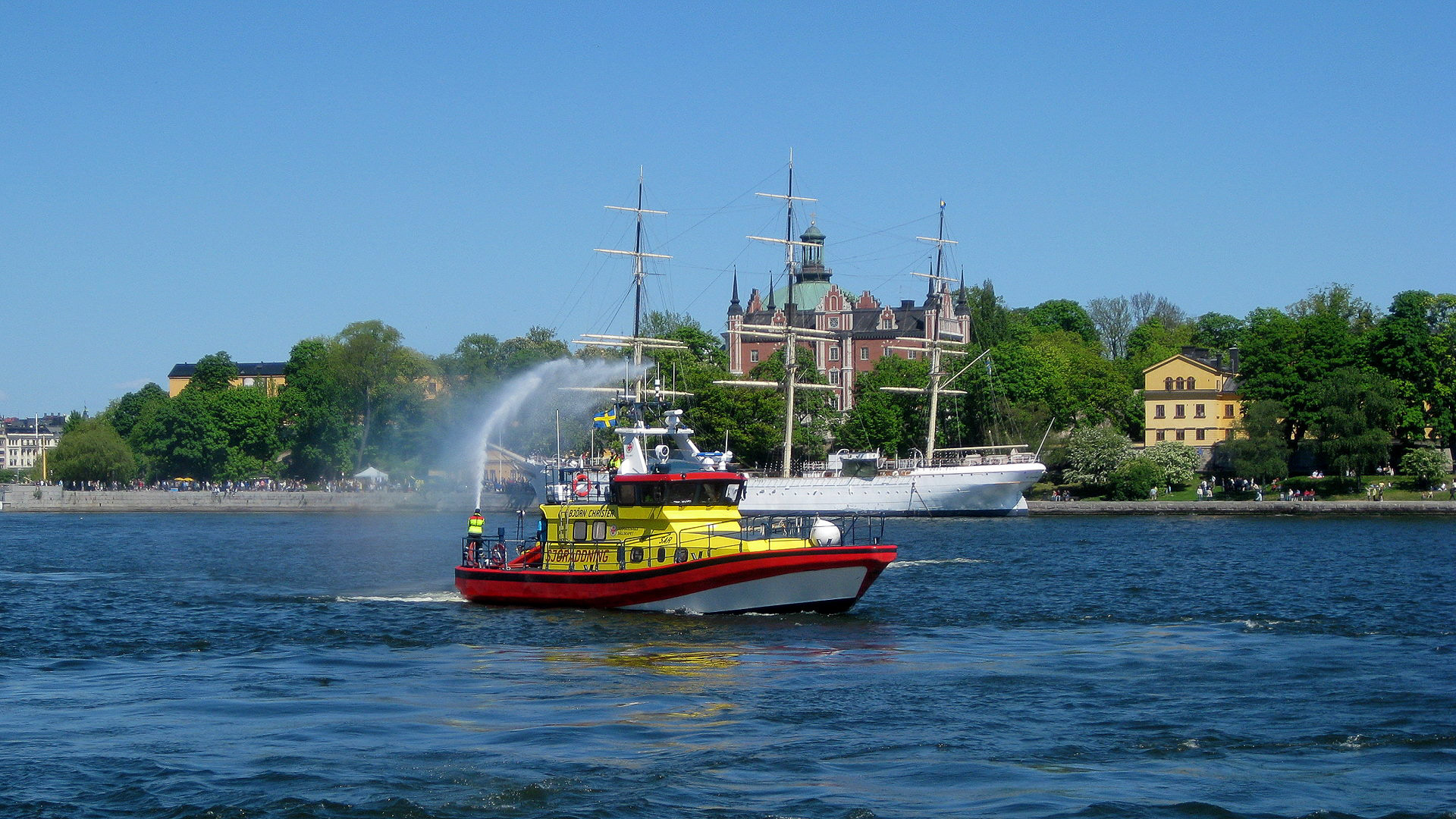 Feuerwehrboot vor historischer Kulisse