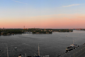 Abends: der Blick von Södermalm auf die Bucht und Djurgarden.