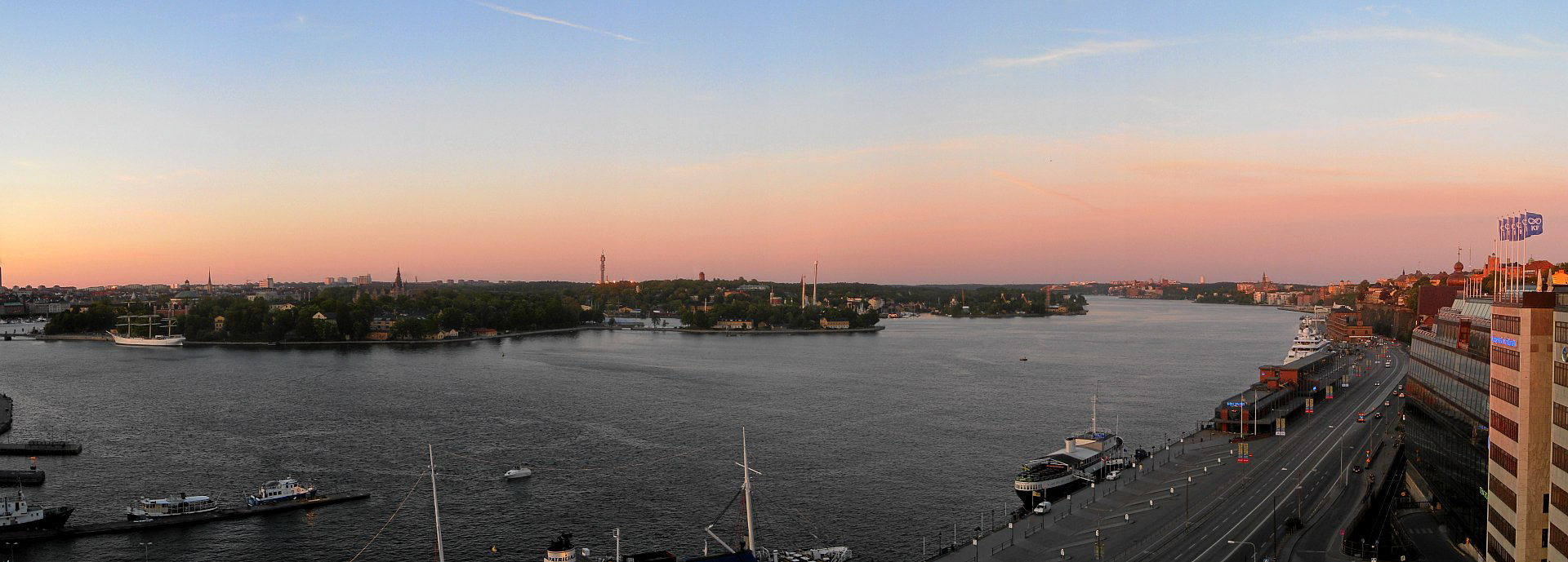 Abends: der Blick von Södermalm auf die Bucht und Djurgarden.