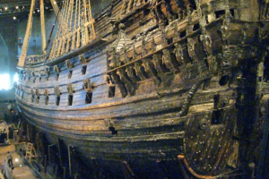 Ein sehr imposantes Schiff, in einem ...