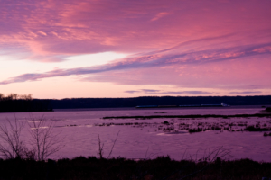 24.11.2008 - kitschig rot-rosa, bei minus 10°C, Windstille und Sonnenuntergang. Am Lock Dam bei Fulton.