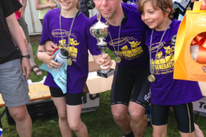 14.7.2013 DLC Kindertriathlon - strahlende Sieger der Familienstaffel