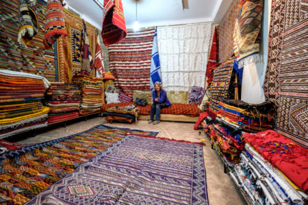 25.1.2017 - Teppichkauf in Marrakesch (ISO 8000, Lampenlicht)
