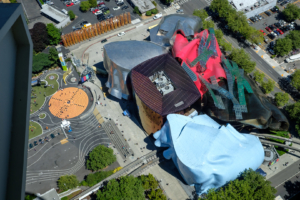 29.7.2017 - Ausblick von der Space Needle: Museum of Pop Culture