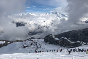 31.3.2018: Skirennen auf der Biolley-Piste, Blick auf Aime 2000