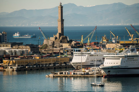 2020: "Unsere" La Suprema, mit Torre della Lanterna, Genova (aus Wikipedia)