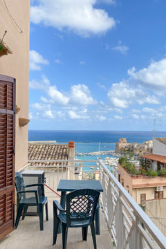 8.10.2020 - Unser Airbnb in Castellammare, kleine Frühstücksterrasse