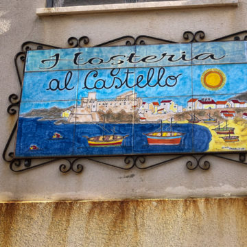 11.10.2020 - Spaziergang in Castellammare. Türschild